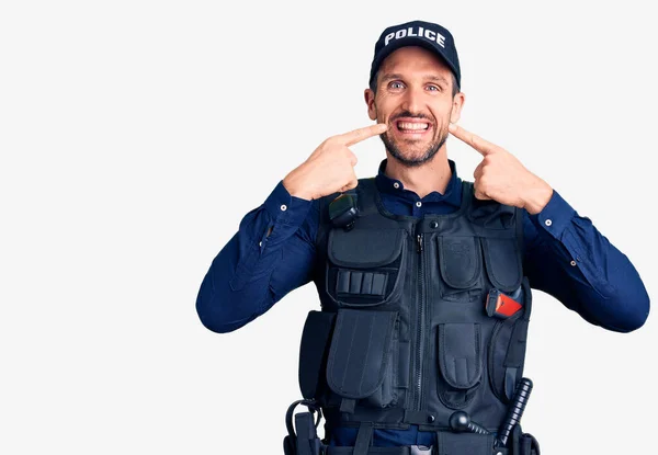 Joven Hombre Guapo Vistiendo Uniforme Policía Sonriendo Alegre Mostrando Señalando — Foto de Stock