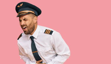 Sakallı, uçak pilotu üniforması giyen, midesi bulanan yakışıklı bir adam. Çünkü mide bulantısı ve acı veren bir hastalık var. Ağrı kavramı. 