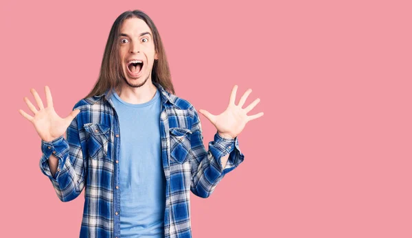 Homem Adulto Jovem Com Cabelos Longos Vestindo Camisa Casual Comemorando — Fotografia de Stock