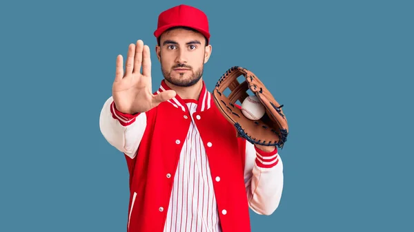 Jeune Bel Homme Tenant Des Gants Baseball Avec Main Ouverte — Photo