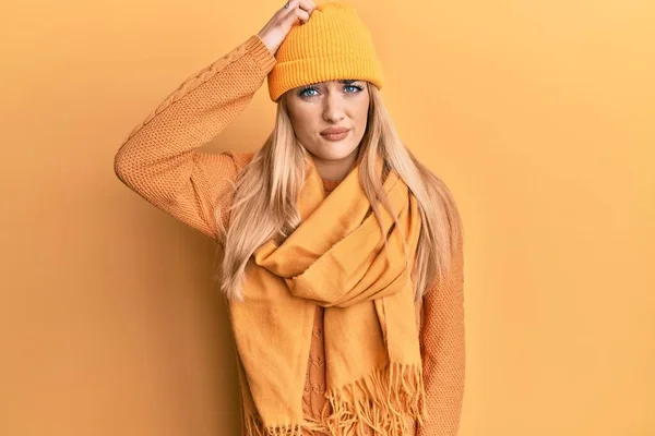 스웨터를 모자를 코카서스의 여성은 질문에 혼란스럽고 확실하지 머리에 합니다 값비싼 — 스톡 사진