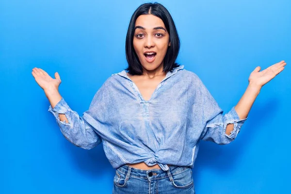 Jonge Mooie Latijnse Vrouw Draagt Casual Kleding Vieren Overwinning Met — Stockfoto