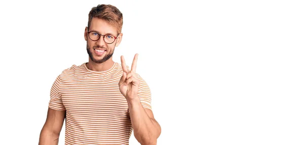 Jovem Caucasiano Vestindo Roupas Casuais Óculos Mostrando Apontando Para Cima — Fotografia de Stock