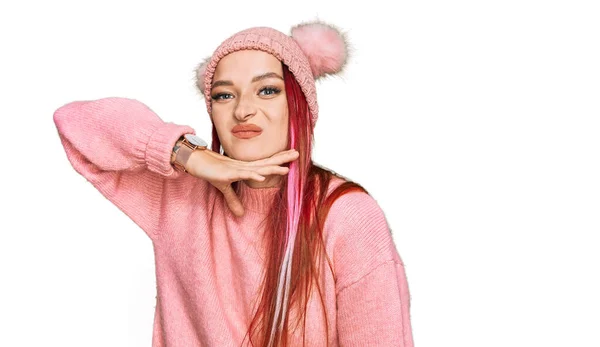 Jovem Caucasiana Vestindo Roupas Casuais Gorro Cortando Garganta Com Mão — Fotografia de Stock