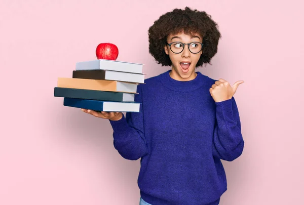 Joven Chica Hispana Con Gafas Sosteniendo Libros Manzana Roja Apuntando — Foto de Stock