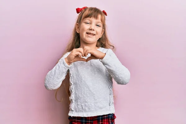 Pequeña Niña Caucásica Con Ropa Casual Sonriendo Amor Haciendo Forma — Foto de Stock