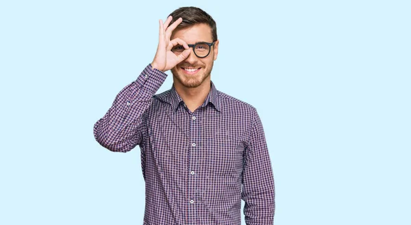 Bello Uomo Caucasico Che Indossa Abiti Casual Occhiali Facendo Gesto — Foto Stock