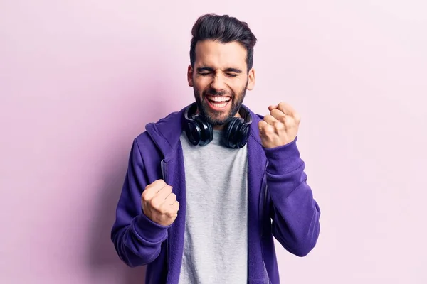 Jovem Homem Bonito Com Barba Ouvindo Música Usando Fones Ouvido — Fotografia de Stock