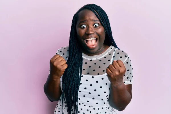 Joven Mujer Negra Con Trenzas Vestida Con Ropa Casual Celebrando — Foto de Stock