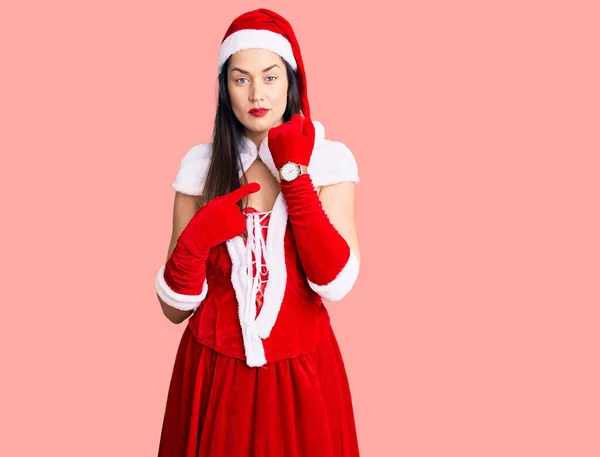 Νεαρή Όμορφη Καυκάσια Γυναίκα Φορώντας Κοστούμι Santa Claus Βιασύνη Δείχνοντας — Φωτογραφία Αρχείου
