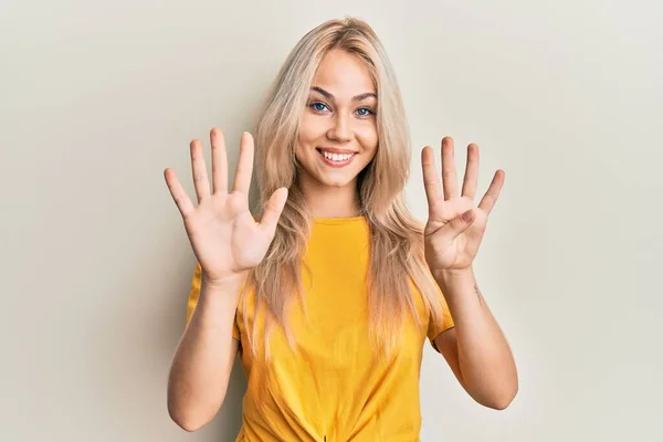 Schöne Kaukasische Blonde Mädchen Lässigem Shirt Zeigt Und Zeigt Mit — Stockfoto