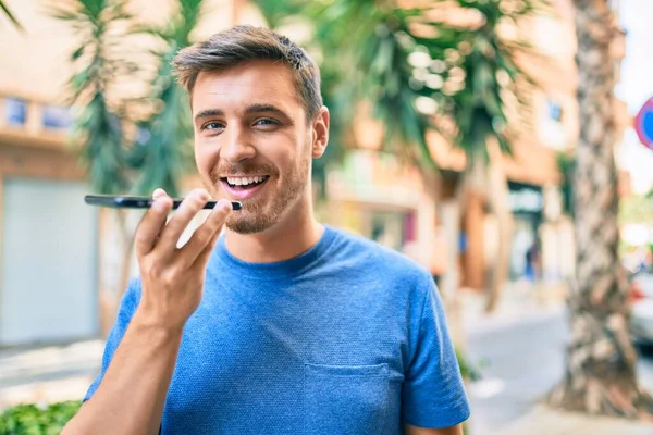 Jovem Caucasiano Sorrindo Feliz Enviando Mensagem Voz Usando Smartphone Cidade — Fotografia de Stock