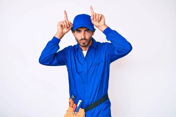 Bonito Jovem Com Cabelo Encaracolado Urso Tecendo Uniforme Faz Gesto — Fotografia de Stock