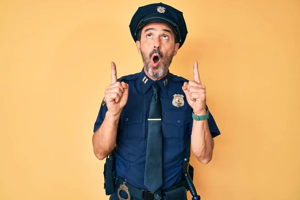 Hispánec Středního Věku Policejní Uniformě Užasl Překvapil Když Vzhlédl Ukázal — Stock fotografie