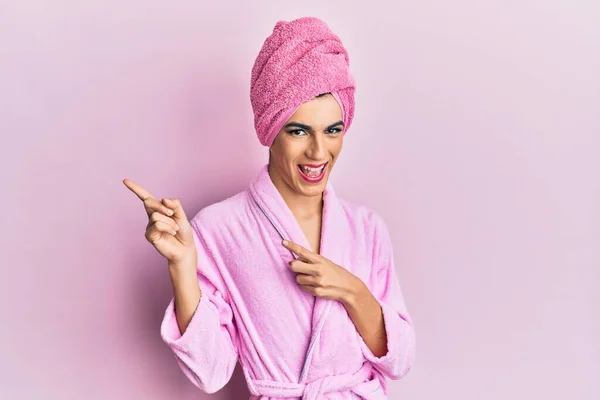 Joven Con Mujer Maquillada Con Toalla Ducha Cabeza Albornoz Sonriendo — Foto de Stock