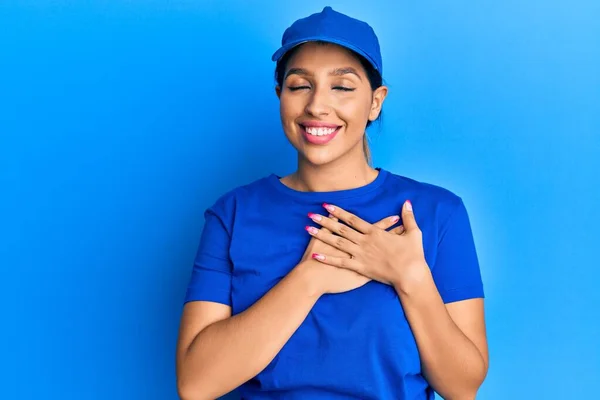 Mulher Morena Bonita Vestindo Uniforme Parto Sorrindo Com Mãos Peito — Fotografia de Stock