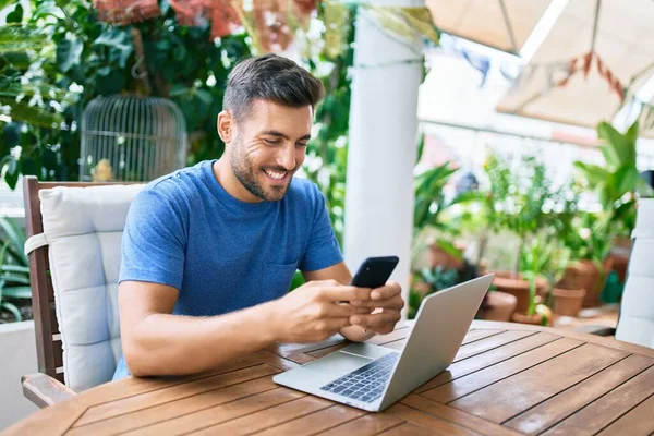 Joven Hispano Trabajando Con Laptop Smartphone Terraza — Foto de Stock