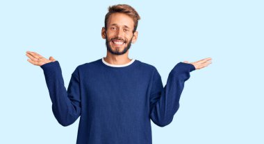 Sarışın, sakallı, sıradan bir süveter giyen yakışıklı adam çılgın kutlamalar yapıyor ve kolları açık, gözleri açık heyecanla haykırıyor. Kazanan konsept 