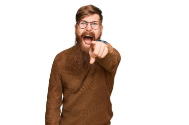 Genç İrlandalı kızıl elbiseli ve gözlüklü adam kameraya kızgın ve sinirli olduğunu gösteriyor. 