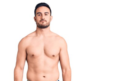 Mayo giyen genç yakışıklı adam uykulu ve yorgun görünüyor, yorgunluktan yorgun ve akşamdan kalma, sabahları tembel gözler.. 