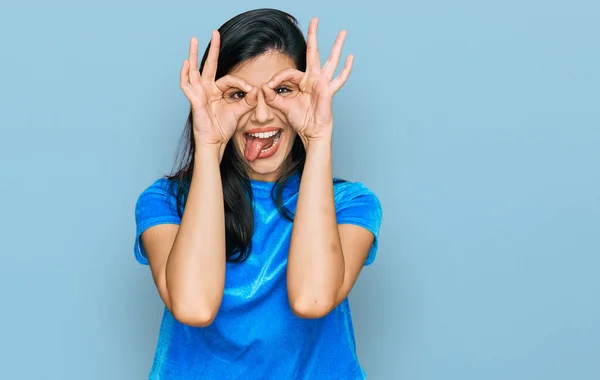 Jonge Latijns Amerikaanse Vrouw Casual Kleding Doet Gebaar Als Verrekijker — Stockfoto