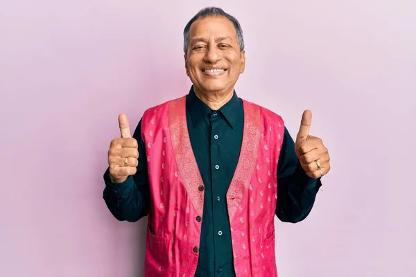 Indischer Mann Mittleren Alters Traditioneller Indischer Kleidung Mit Positiver Geste — Stockfoto