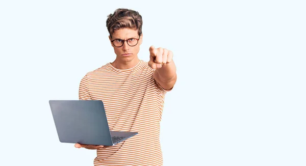 Joven Hombre Guapo Con Gafas Que Sostiene Ordenador Portátil Señalando — Foto de Stock