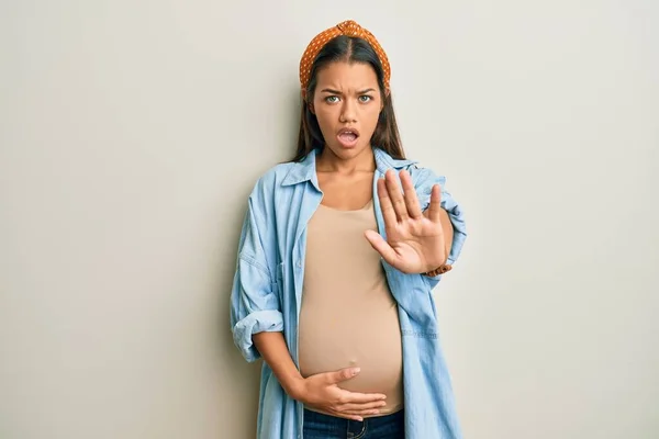 Hermosa Mujer Hispana Esperando Bebé Tocando Vientre Embarazada Haciendo Gesto — Foto de Stock