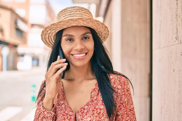 Giovane Afroamericana Turista Vacanza Parlare Sullo Smartphone Città — Foto Stock