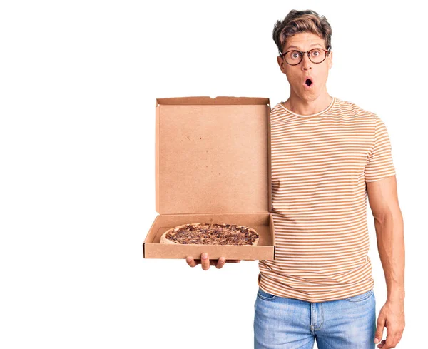 Jeune Bel Homme Tenant Livraison Boîte Pizza Effrayé Étonné Avec — Photo