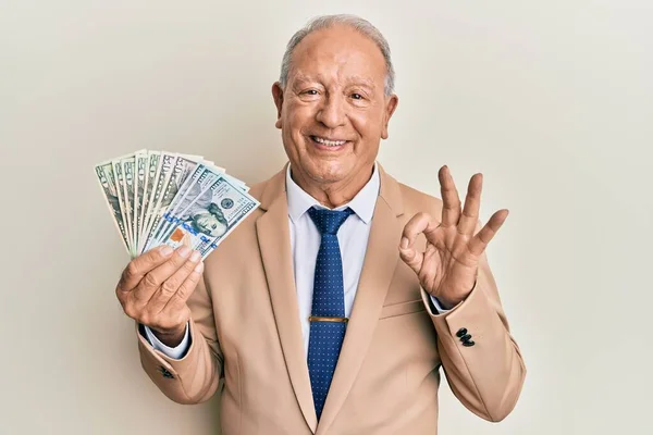 Hombre Caucásico Mayor Sosteniendo Dólares Haciendo Signo Con Los Dedos —  Fotos de Stock