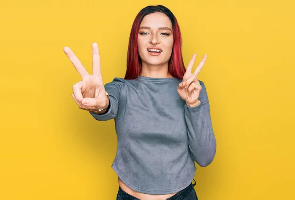 Ung Kaukasisk Kvinde Iført Afslappet Tøj Smilende Ser Til Kameraet - Stock-foto