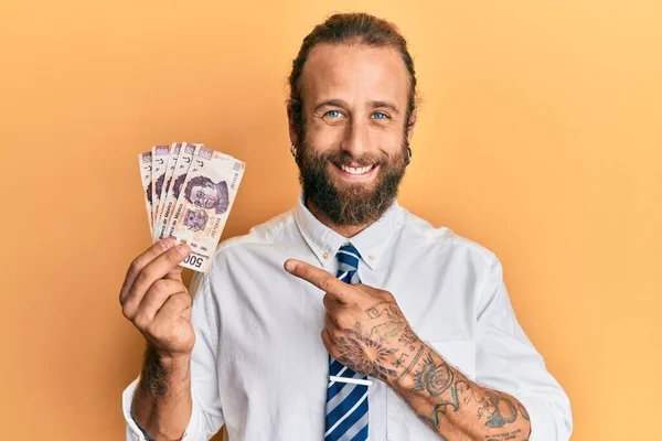 Hombre Negocios Guapo Con Barba Pelo Largo Sosteniendo Billetes 500 —  Fotos de Stock