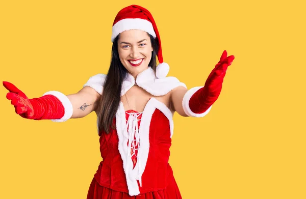 Ung Vacker Kaukasiska Kvinna Bär Santa Claus Kostym Tittar Kameran — Stockfoto