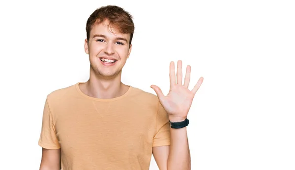Gündelik Giysiler Giyen Genç Beyaz Adam Beş Numarayı Gösterip Işaret — Stok fotoğraf