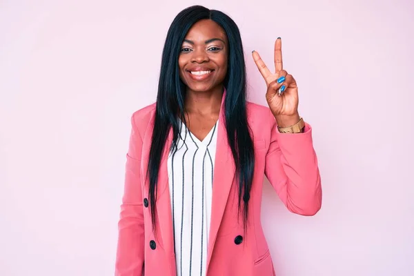 Junge Afrikanisch Amerikanische Frau Businesskleidung Zeigt Mit Fingern Nummer Zwei — Stockfoto