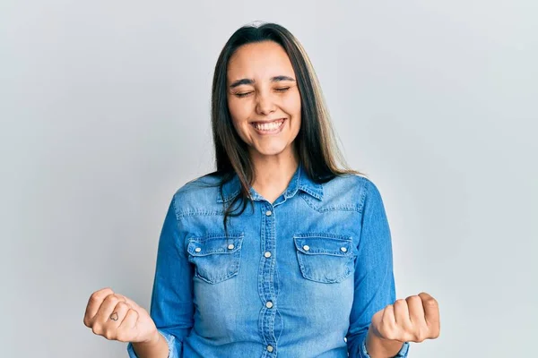 Junge Hispanische Frau Lässiger Jeansjacke Sehr Glücklich Und Aufgeregt Dabei — Stockfoto