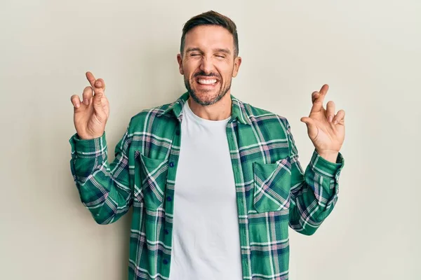 Homem Bonito Com Barba Vestindo Roupas Casuais Gesto Dedo Cruzado — Fotografia de Stock