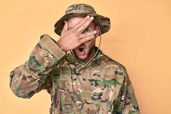 Mladý Běloch Maskáčové Armádní Uniformě Vykukuje Šoku Zakrývá Obličej Oči — Stock fotografie