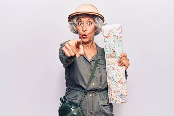 Mujer Mayor Pelo Gris Con Sombrero Explorador Sosteniendo Mapa Apuntando —  Fotos de Stock
