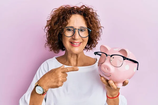 Schöne Reife Frau Mittleren Alters Hält Sparschwein Mit Brille Lächelt — Stockfoto