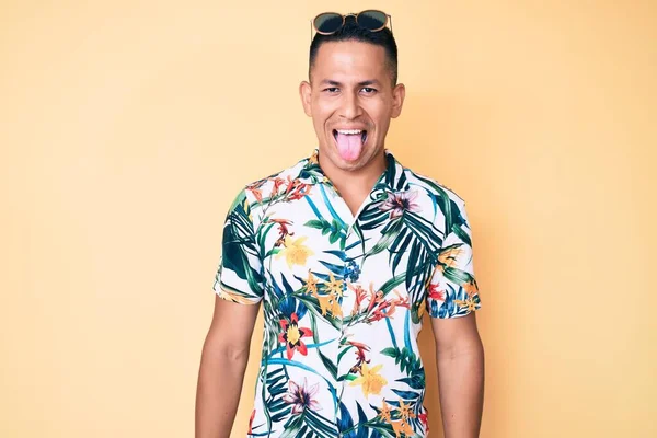 Yazlık Kıyafetler Giyen Genç Yakışıklı Latin Adam Komik Bir Ifadeyle — Stok fotoğraf