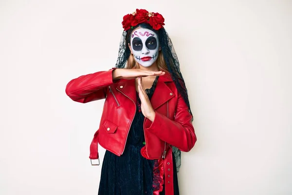 Mulher Vestindo Dia Traje Morto Sobre Branco Fazendo Tempo Fora — Fotografia de Stock