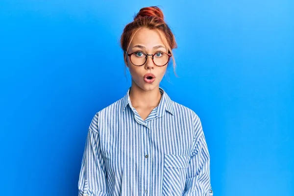 Genç Güzel Kızıl Saçlı Kadın Mavi Arka Planda Günlük Kıyafetler — Stok fotoğraf