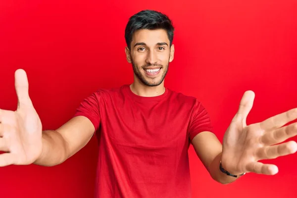 Jonge Knappe Man Draagt Casual Tshirt Rode Achtergrond Kijkend Naar — Stockfoto