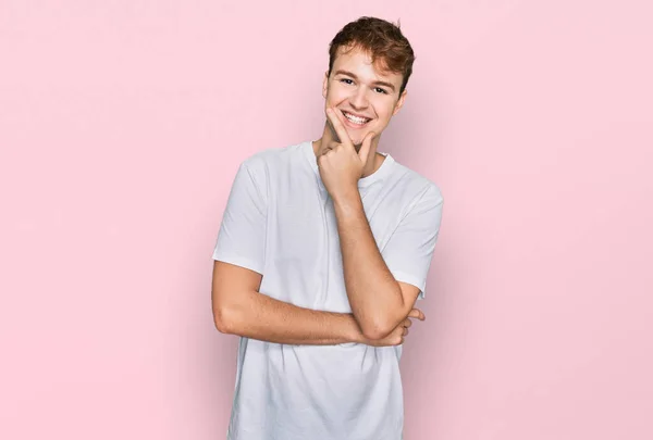 Jeune Homme Caucasien Portant Shirt Blanc Décontracté Regardant Avec Confiance — Photo