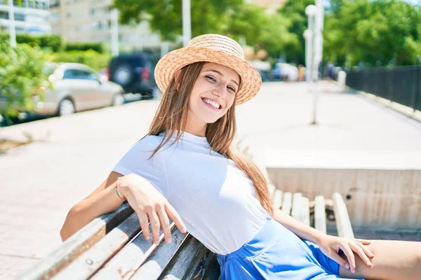 Mladá Blondýna Žena Dovolené Úsměvem Šťastný Sedí Lavičce Ulici Města — Stock fotografie