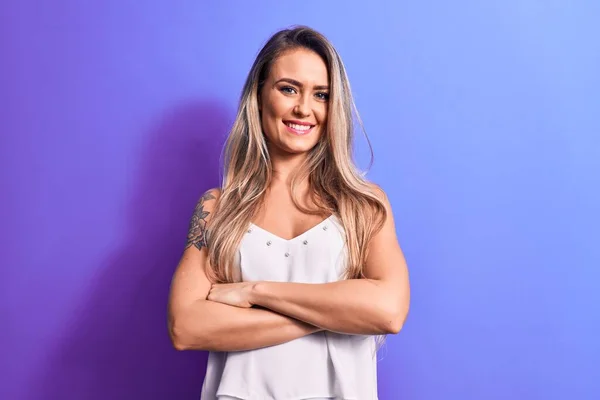 Jovem Mulher Loira Bonita Vestindo Camiseta Branca Sobre Fundo Roxo — Fotografia de Stock