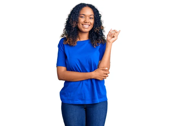 Joven Mujer Afroamericana Vistiendo Ropa Casual Sonriendo Feliz Señalando Con — Foto de Stock