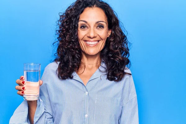 Mujer Hermosa Mediana Edad Sosteniendo Vaso Agua Que Positiva Feliz — Foto de Stock